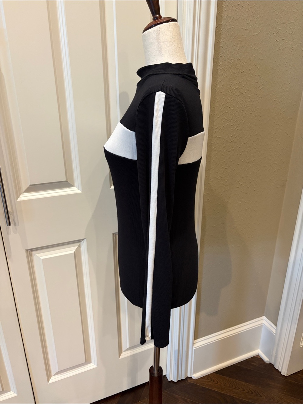 Lou & Grey Colorblock Mock Neck Top Black/White M - Picture 3 of 5